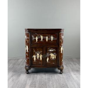 Meuble bar chinois en bois laqué et incrustations de nacre, XXe Siècle