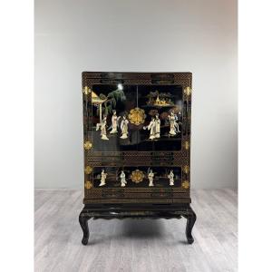 Cabinet chinois en bois laqué noir et décor polychrome , XXe siècle