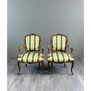 Paire de fauteuils de style Louis XV en bois sculpté, XXe Siècle