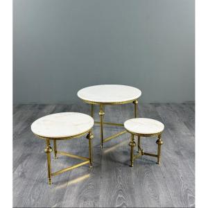 Suite de trois tables gigognes en laiton et marbre, XXe Siècle