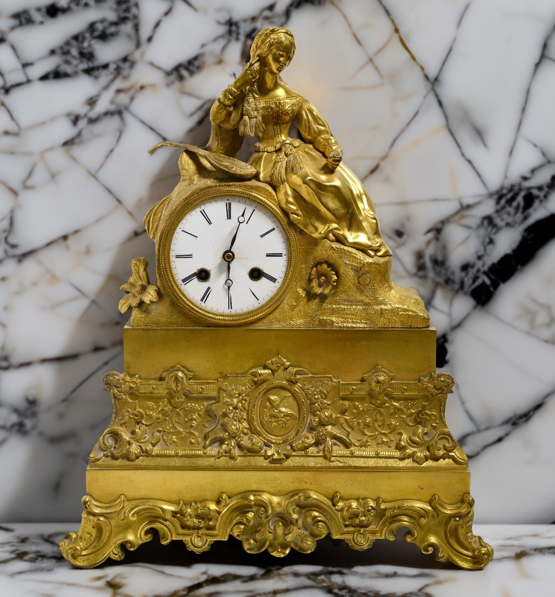 Fille Italienne Avec Mandoline Horloge Figurale Française En Bronze Doré 19ème Siècle