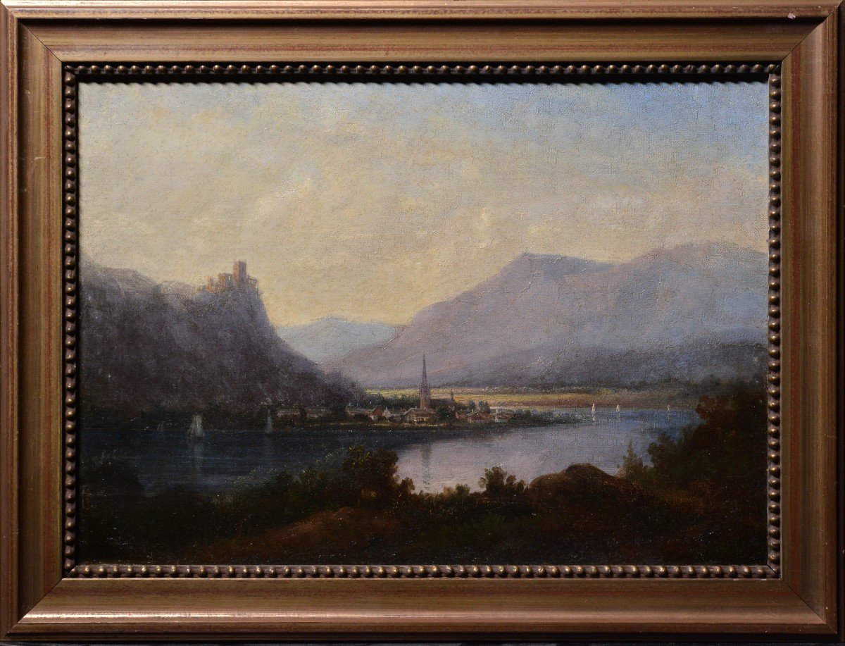 Paysage De Vallée Alpine Avec Château Sur Rocher Et Ville à River Bend 19e Siècle