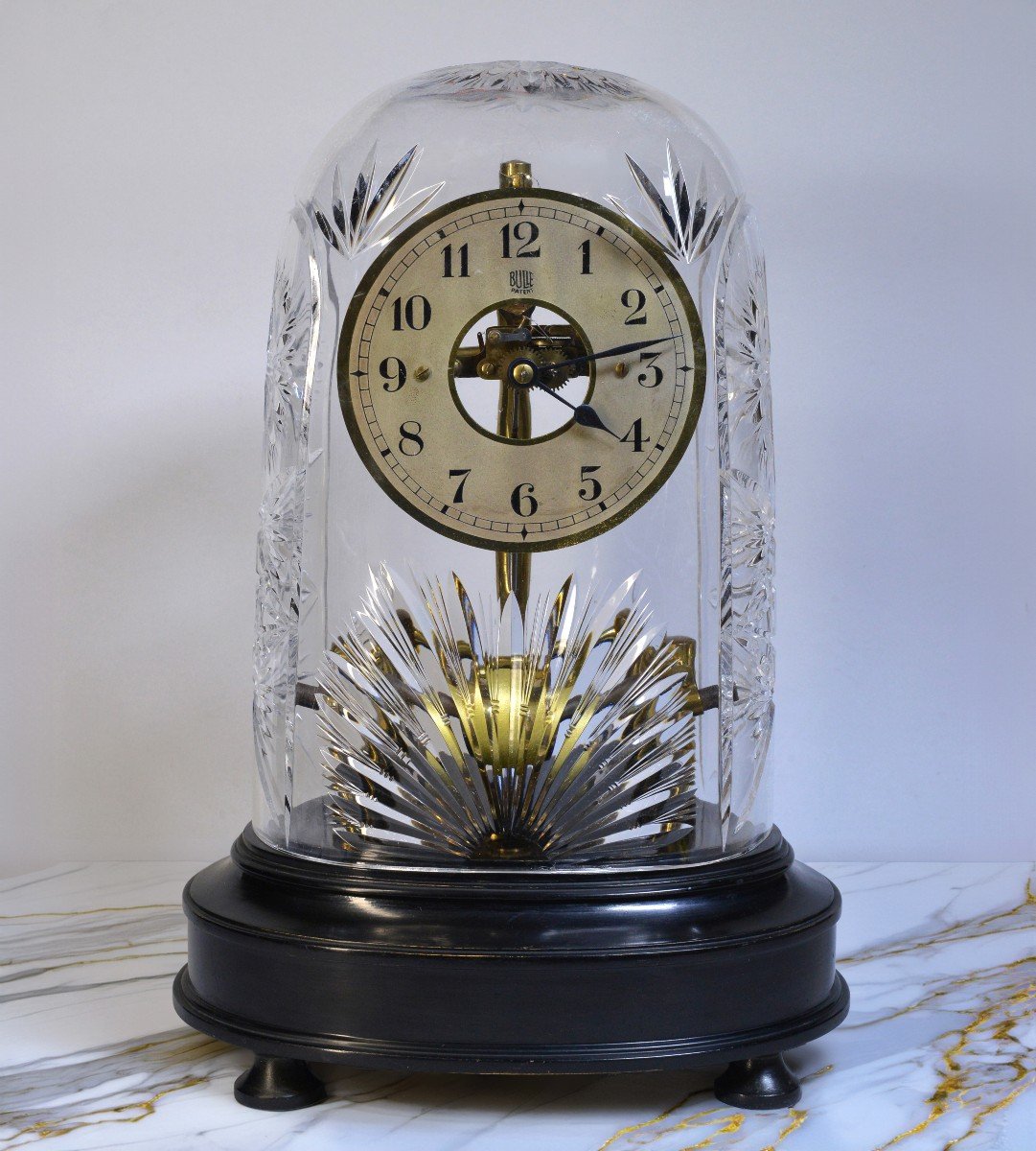 Horloge électrique Bulle Française Avec Dôme En Verre De Cristal Taillé Suédois C.1930 Art Déco