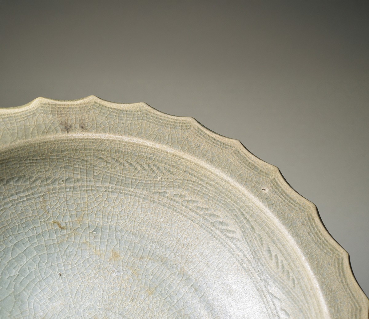 Rare Plat Chinois Glaçure Céladon XIVe Siècle Qualité Musée Grand Décoré-photo-1