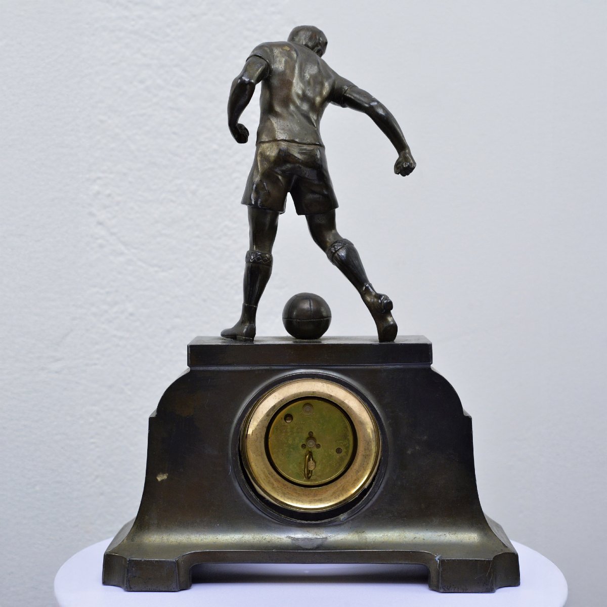Mid Century Art Deco Style German Vintage Mantel Clock Footballer Patina-photo-1