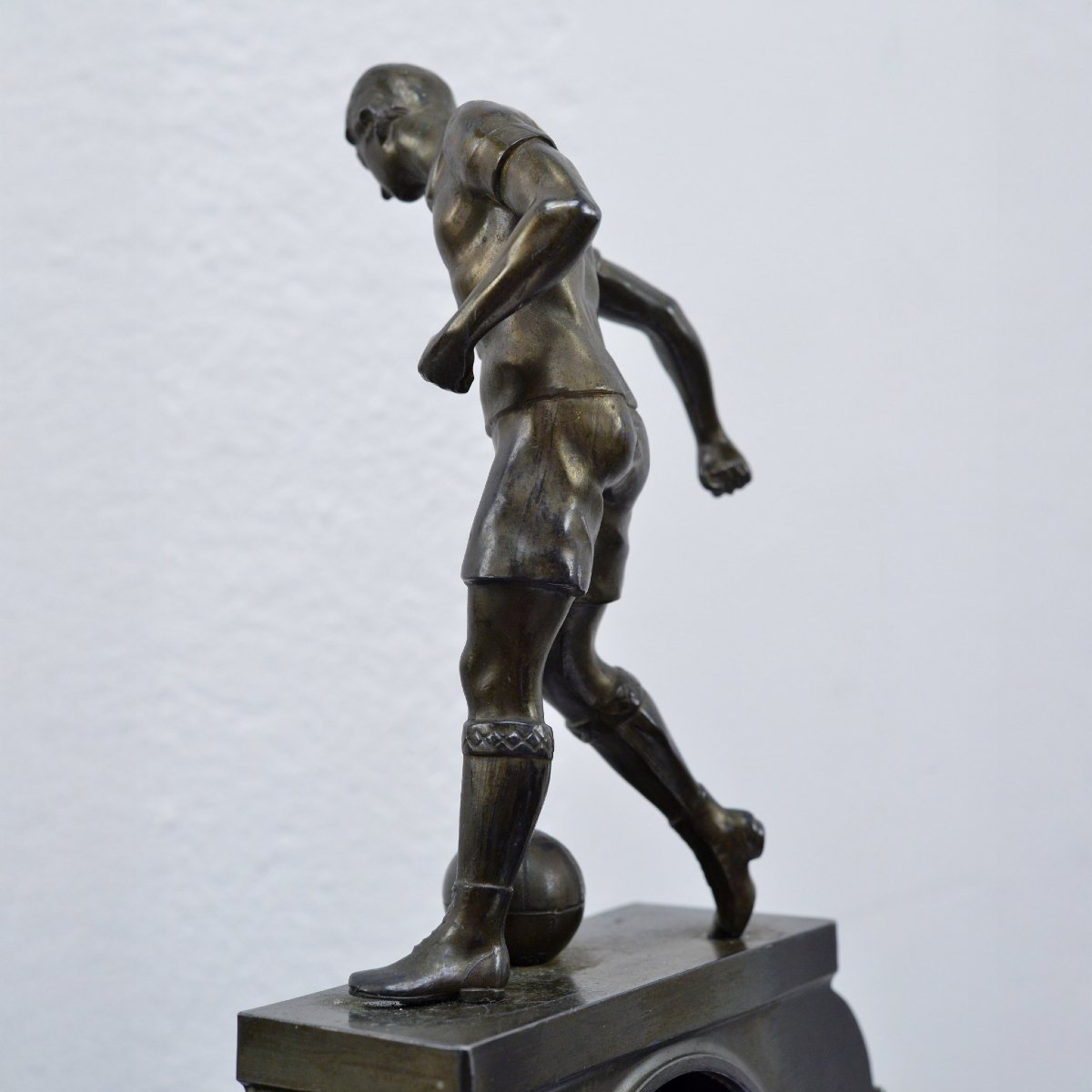 Mid Century Art Deco Style German Vintage Mantel Clock Footballer Patina-photo-4