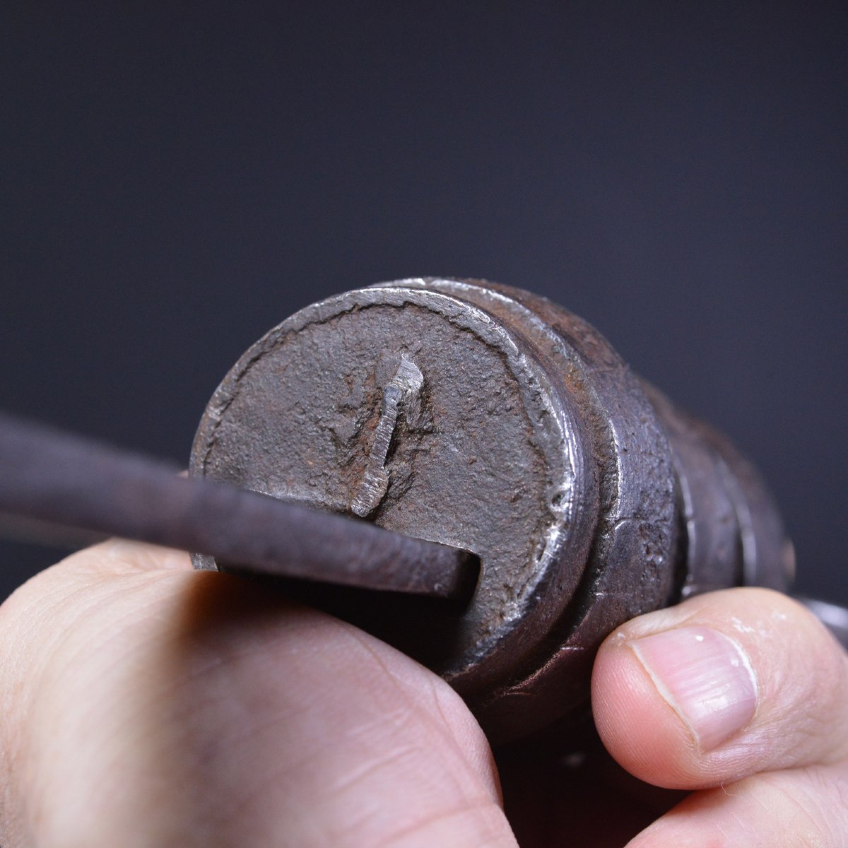 17e Siecle Cadenas Cylindrique Ancien Europeen Fer Forge Main Orne Cle Longue-photo-1