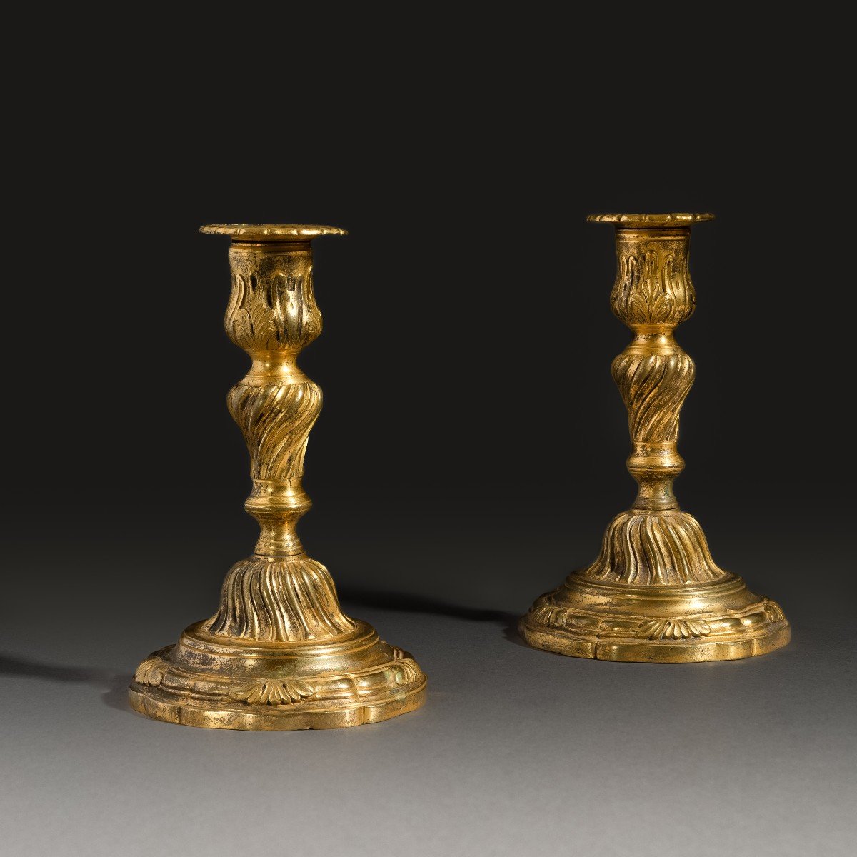 Paris, vers 1750 - paire de bougeoirs, flambeaux de poing à l'ormoulu - modèle de FT Germain-photo-2