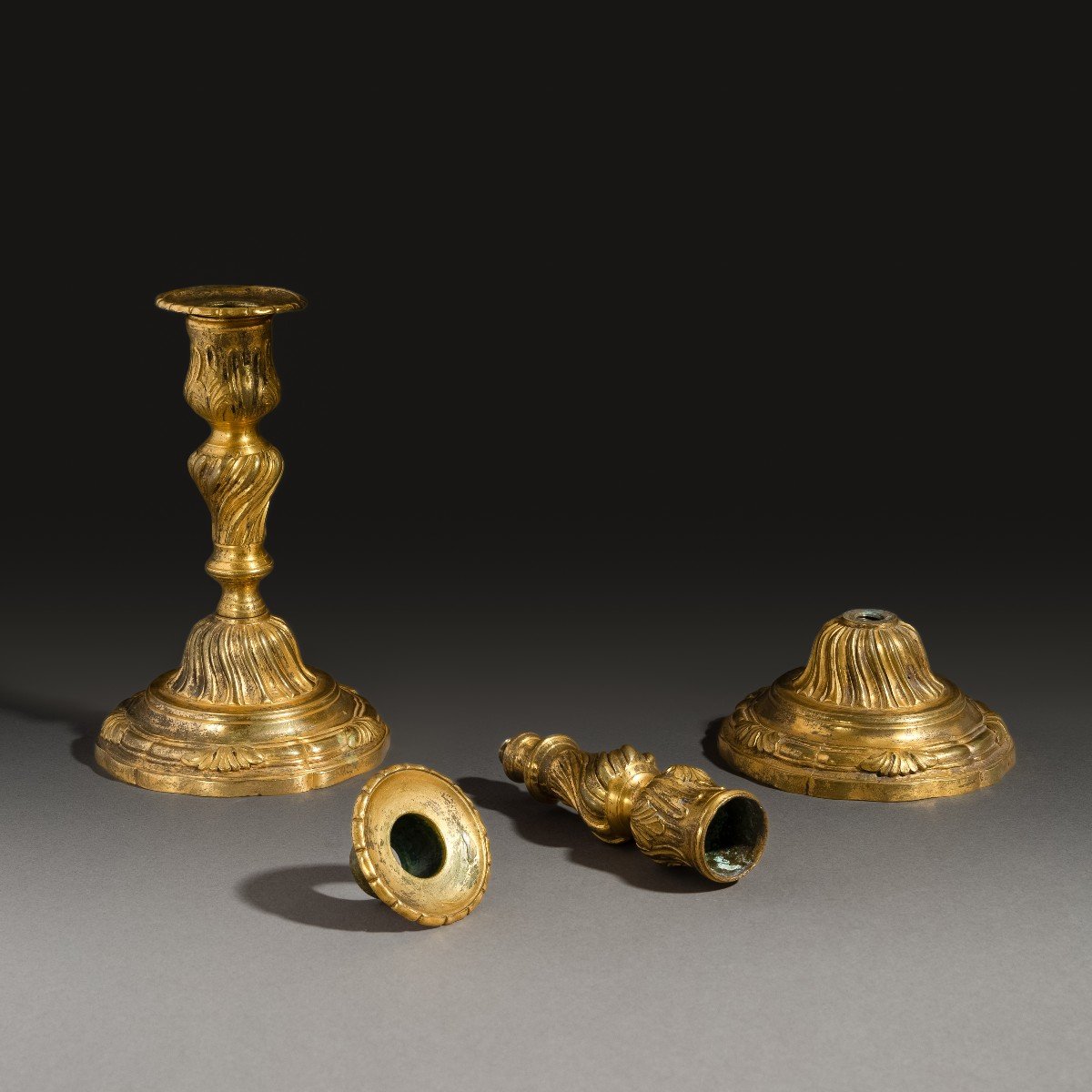 Paris, vers 1750 - paire de bougeoirs, flambeaux de poing à l'ormoulu - modèle de FT Germain-photo-2