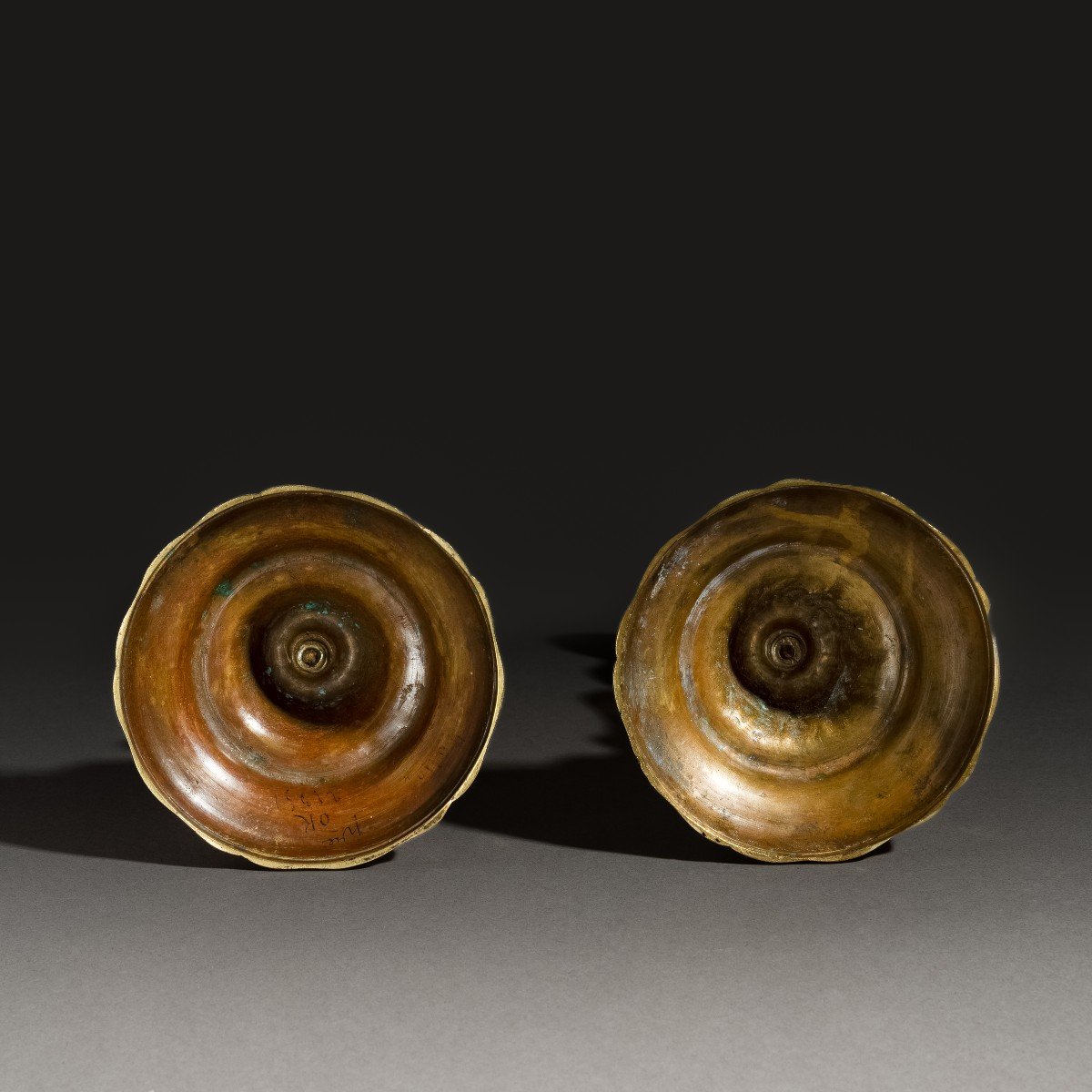 Paris, vers 1750 - paire de bougeoirs, flambeaux de poing à l'ormoulu - modèle de FT Germain-photo-3