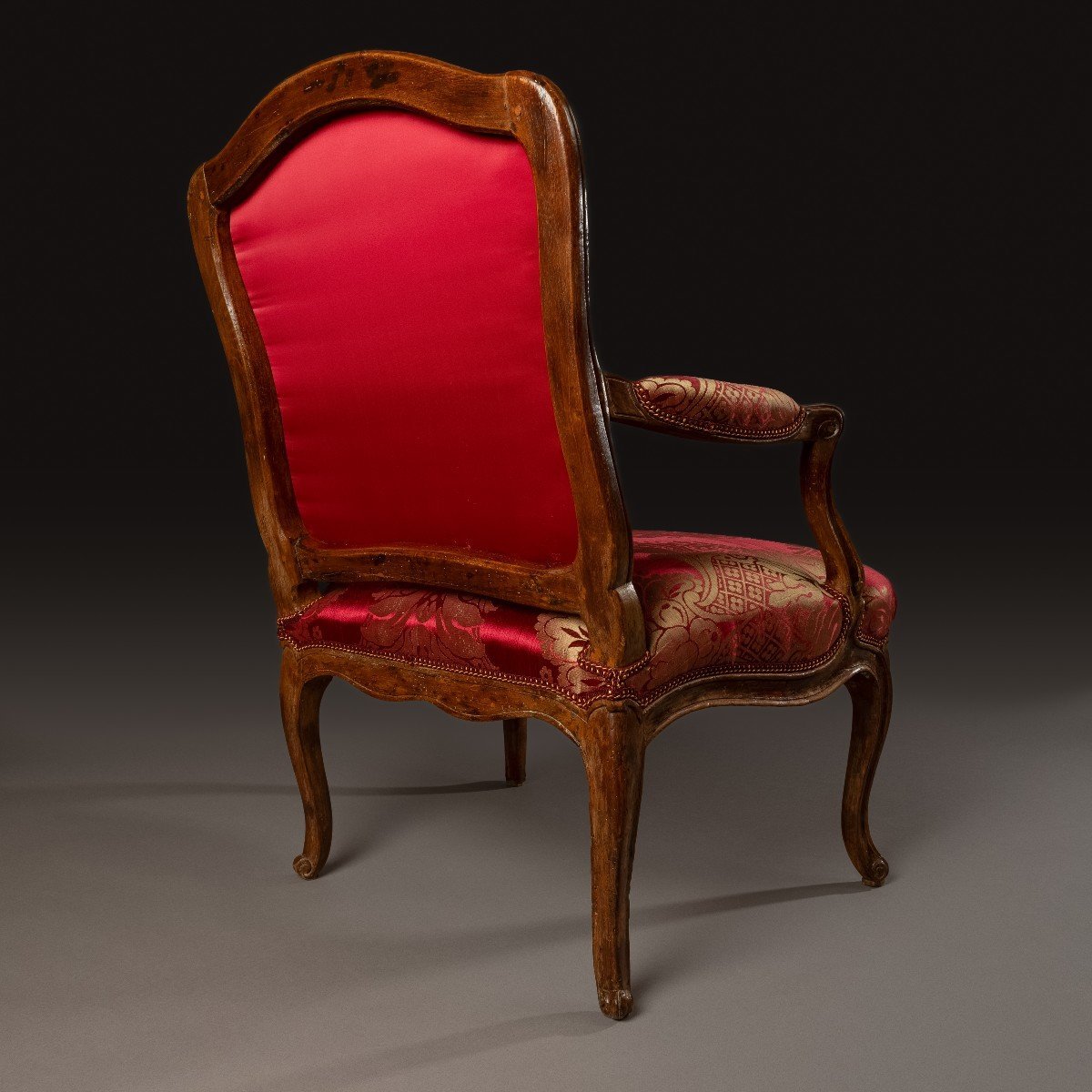 NQ Foliot, maître en 1729 - fauteuil à la reine Louis XV, vers 1760 - bois naturel et soie-photo-1
