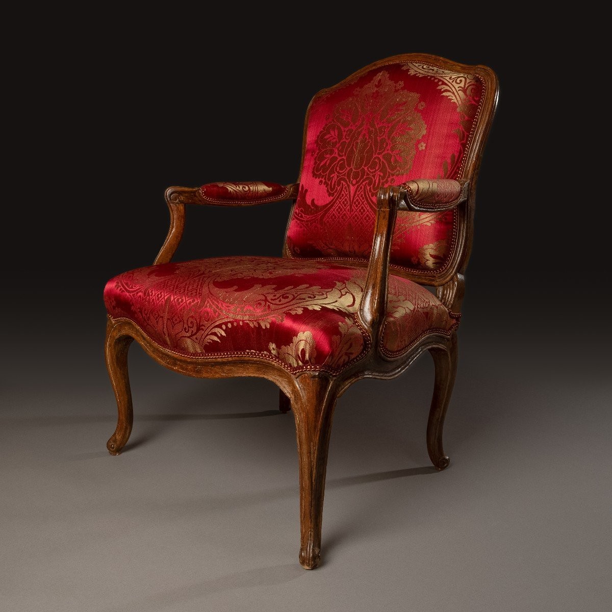 NQ Foliot, maître en 1729 - fauteuil à la reine Louis XV, vers 1760 - bois naturel et soie