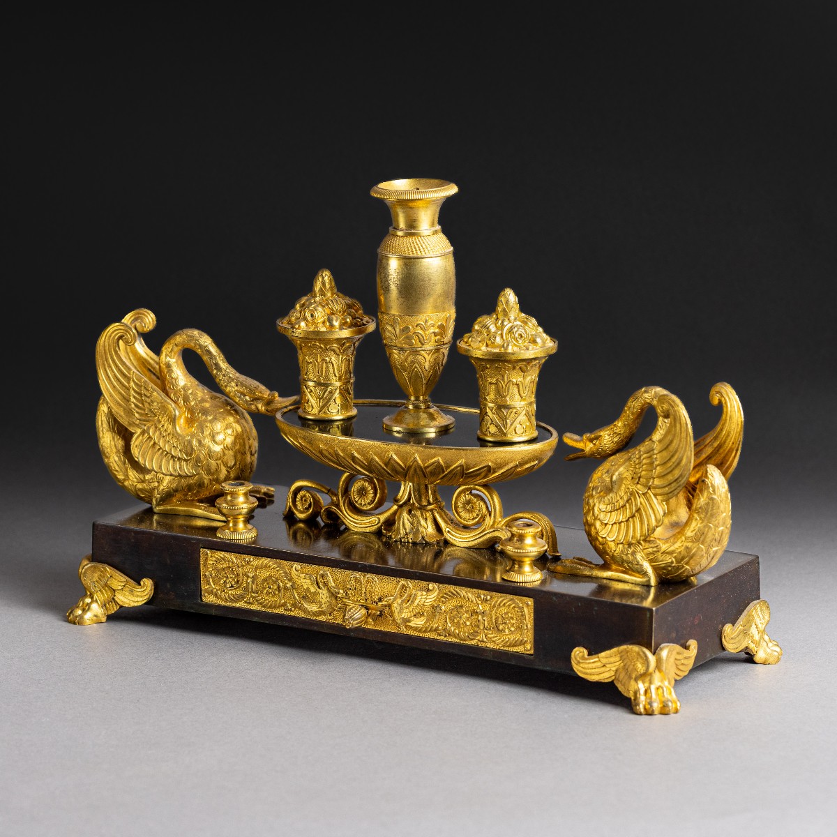 Paris, vers 1810 - important encrier aux cygnes, en bronze patiné et doré, époque Empire