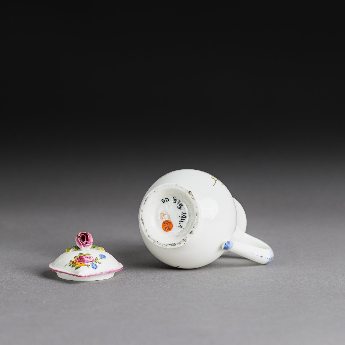 Mennecy, vers 1750 - petit pot à lait couvert en porcelaine tendre-photo-1