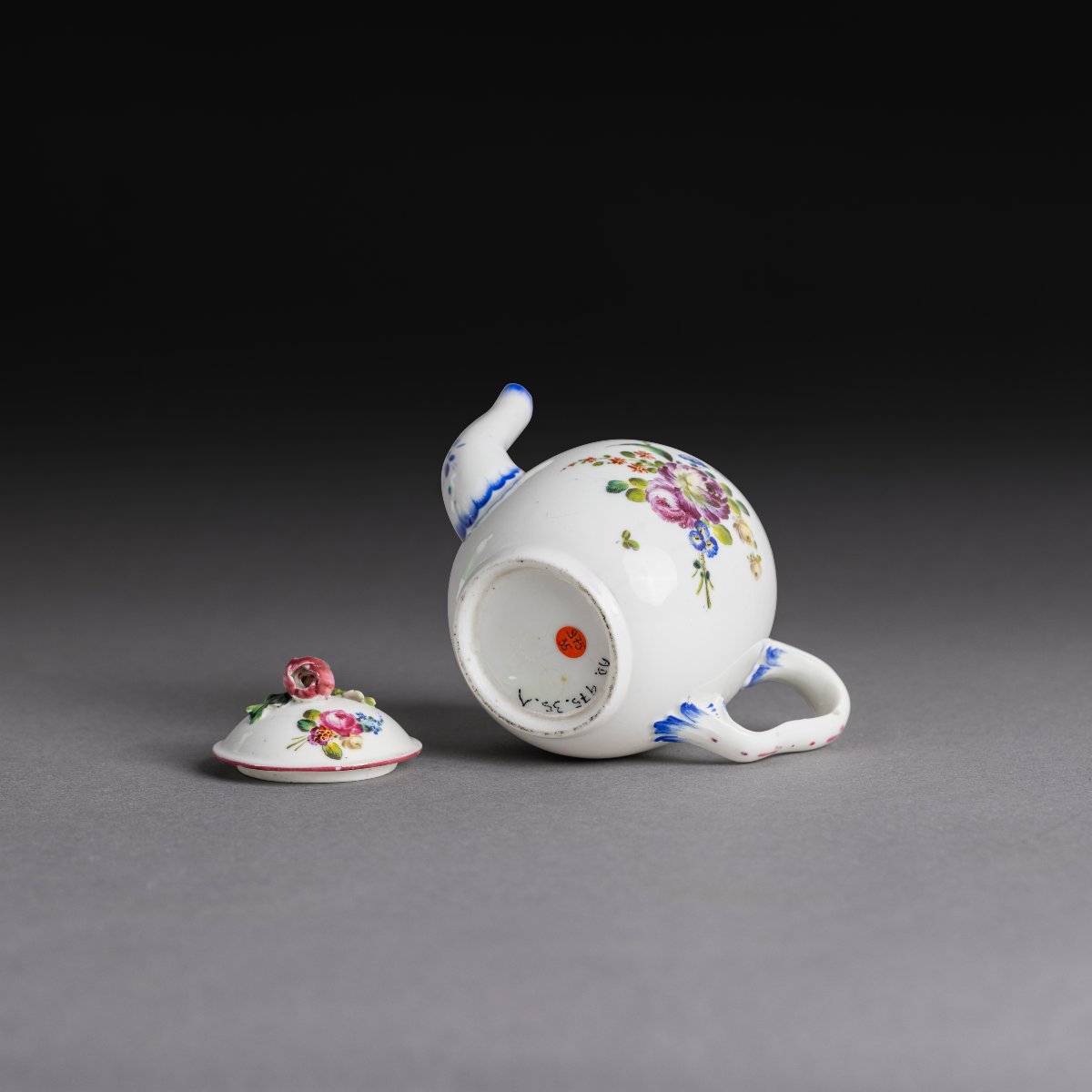 Mennecy, vers 1750 - petite théière calabre en porcelaine tendre-photo-1
