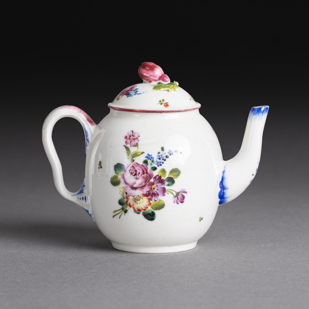 Mennecy, vers 1750 - petite théière calabre en porcelaine tendre