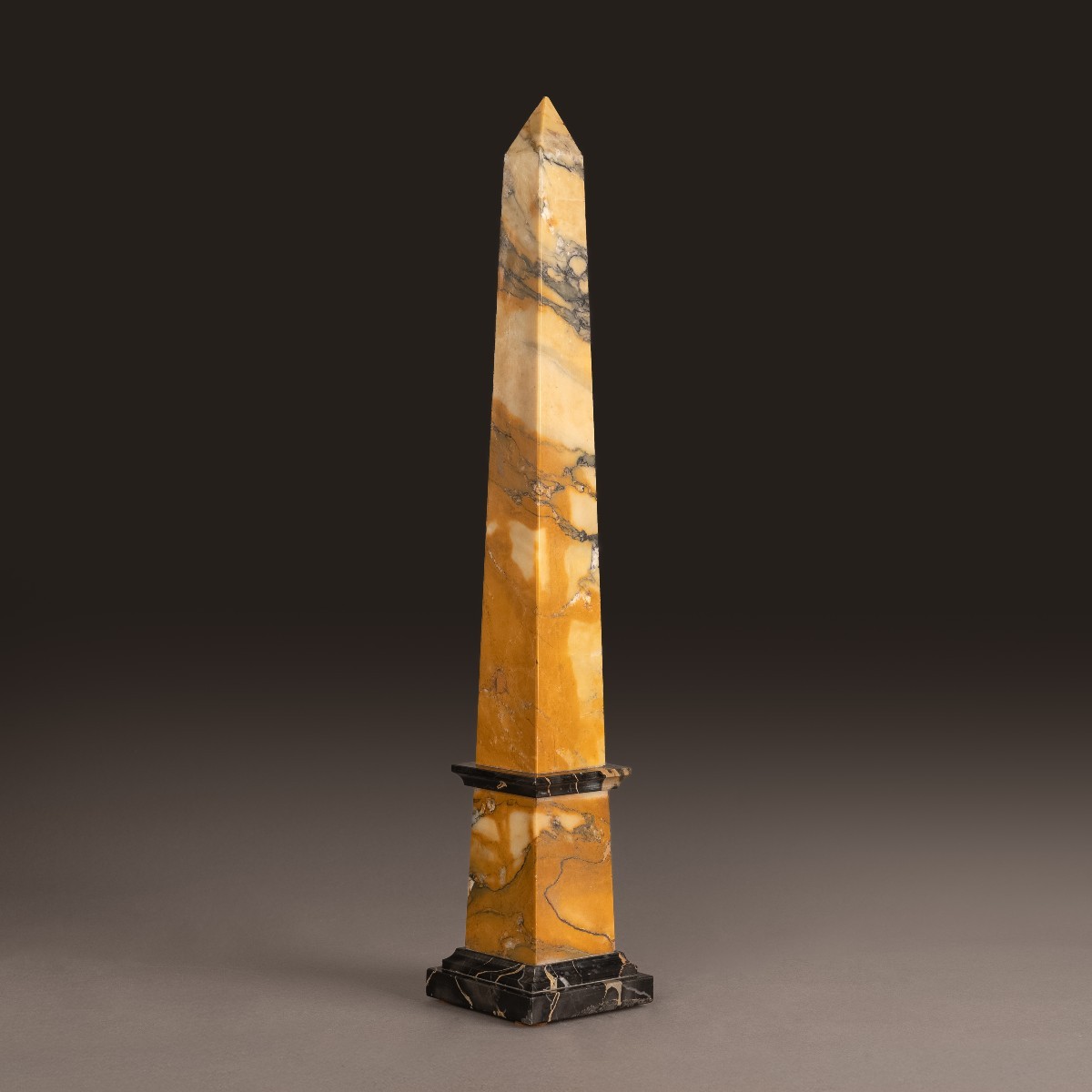 Modern Italian Work - Large Obelisk In Portor And Siena Marble