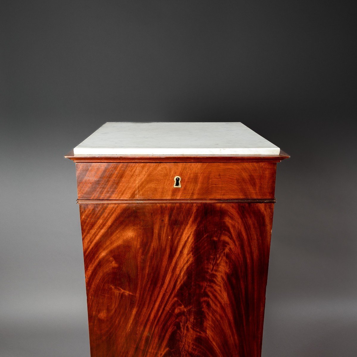 Paris, époque Empire - gaine ou meuble de milieu en armoire sur plinthes, en acajou-photo-2