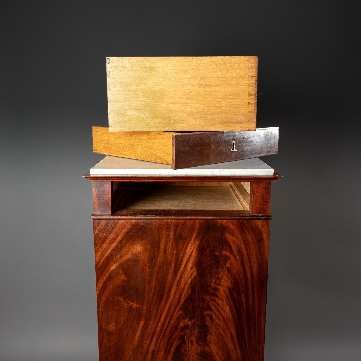 Paris, époque Empire - gaine ou meuble de milieu en armoire sur plinthes, en acajou-photo-1