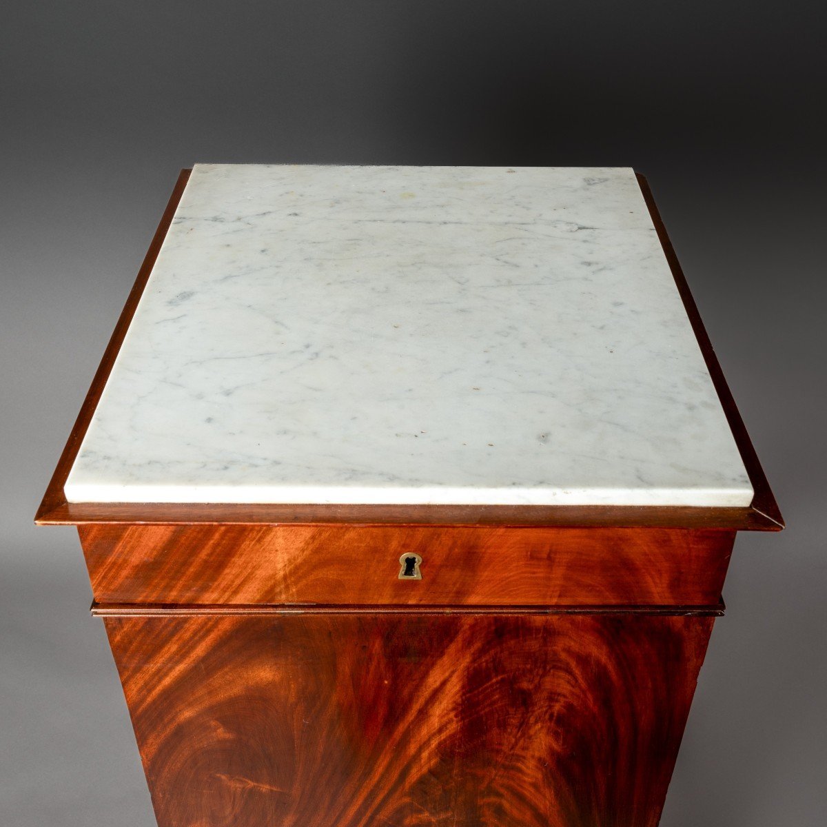 Paris, époque Empire - gaine ou meuble de milieu en armoire sur plinthes, en acajou-photo-3