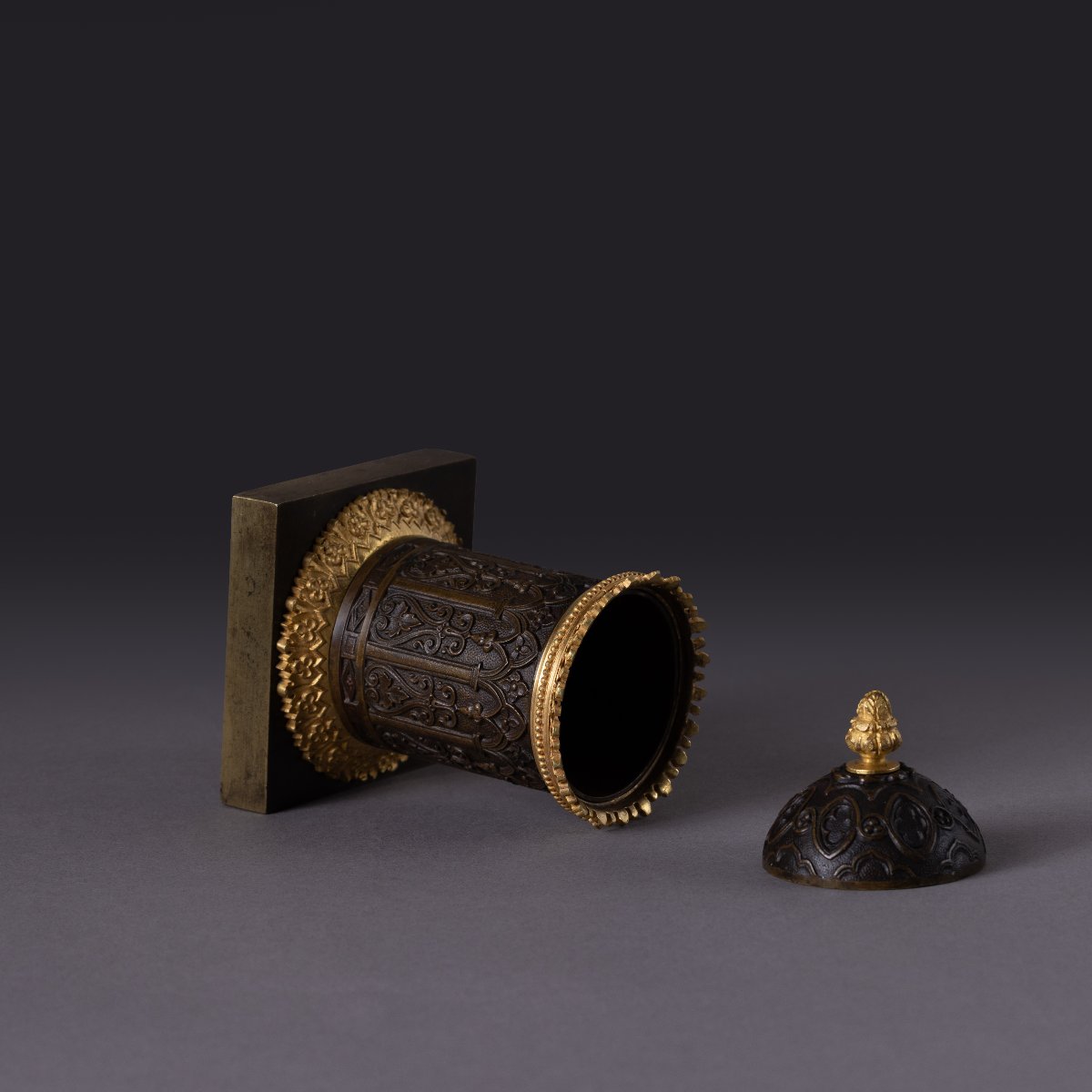 Paris, vers 1830 - petite boite couverte troubadour, néo gothique - bronze patiné et doré-photo-2