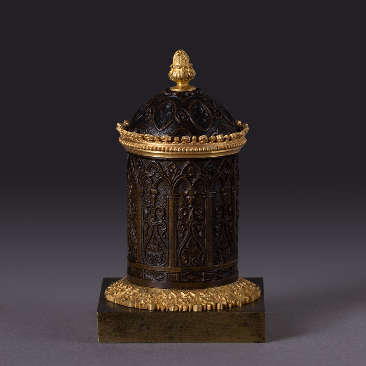 Paris, vers 1830 - petite boite couverte troubadour, néo gothique - bronze patiné et doré-photo-3