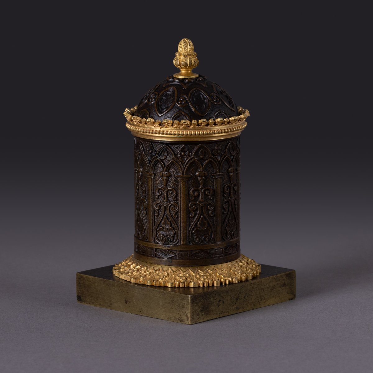 Paris, vers 1830 - petite boite couverte troubadour, néo gothique - bronze patiné et doré-photo-4