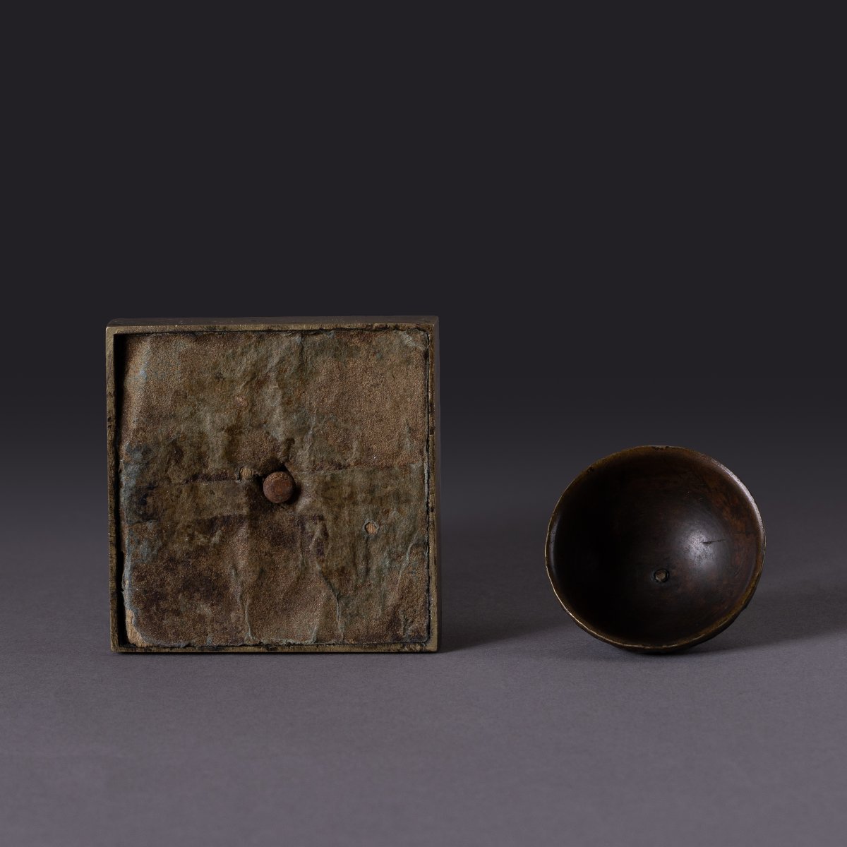 Paris, vers 1830 - petite boite couverte troubadour, néo gothique - bronze patiné et doré-photo-1