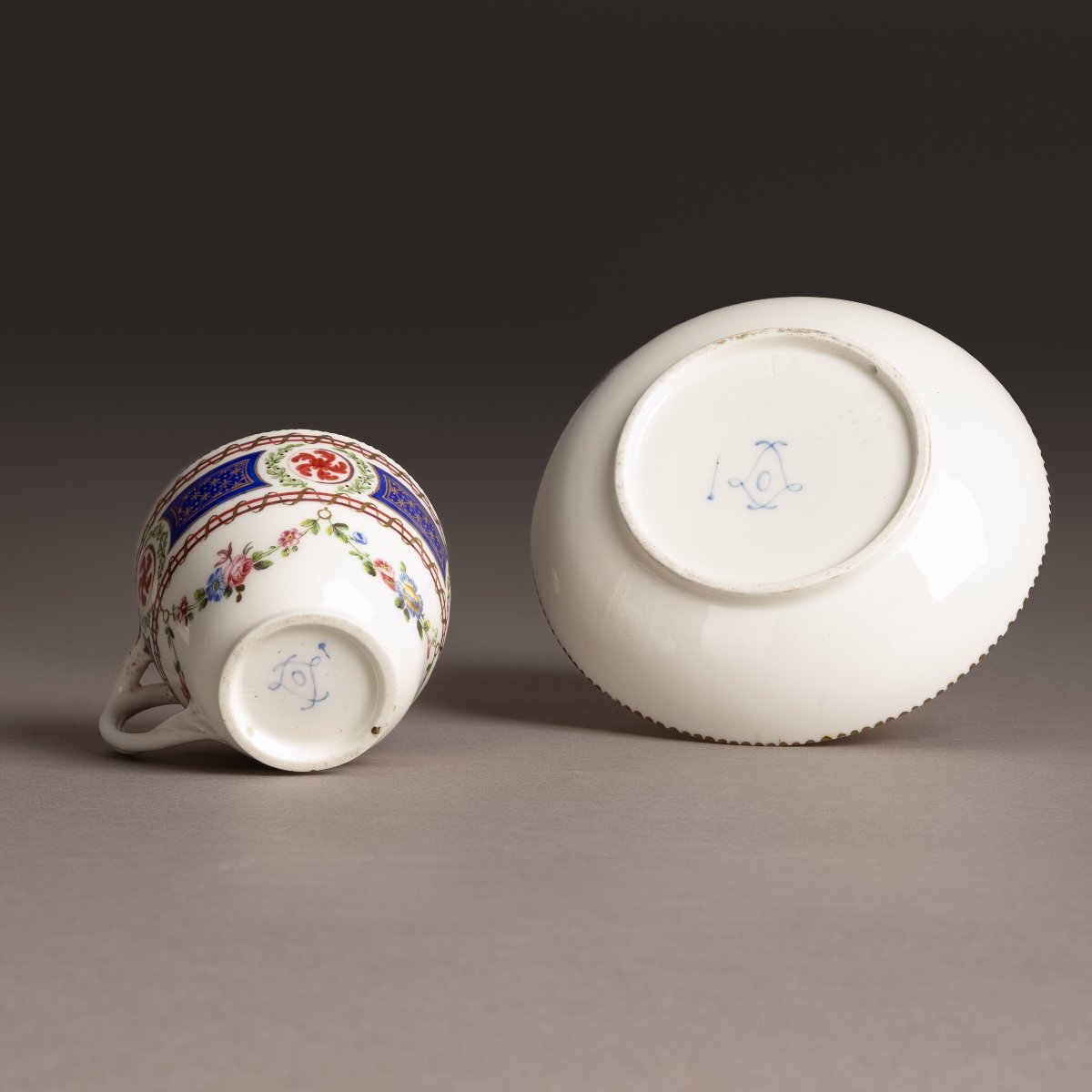 Manufacture Royale de Sèvres, 1767 - gobelet Hébert et soucoupe en pâte tendre-photo-1