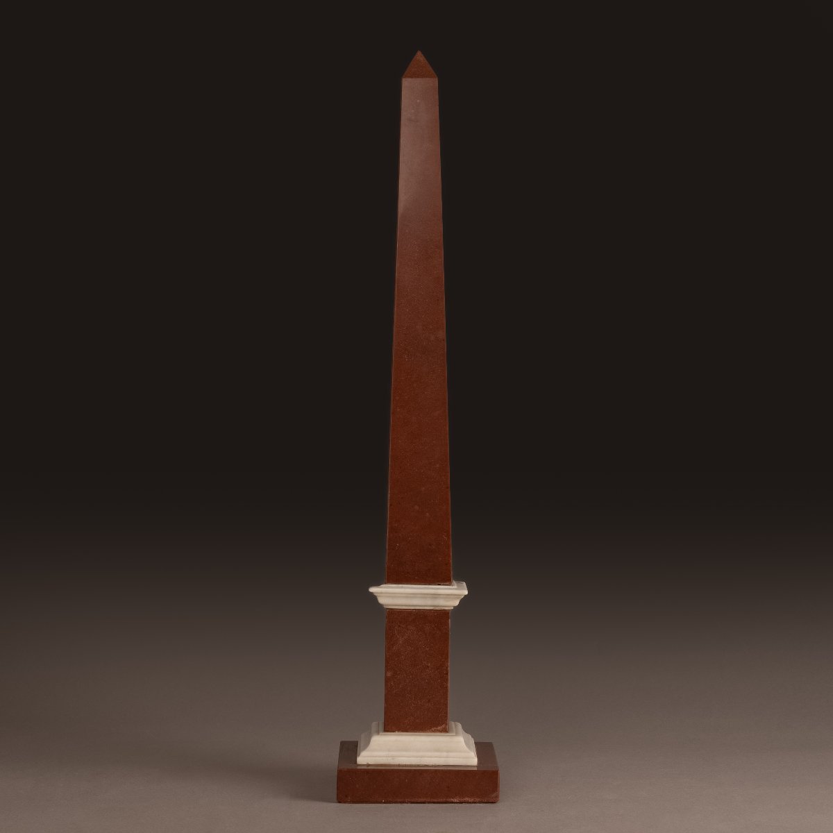 Modern Italian Work - Large Obelisk In Rosso Antico And Carrara Marble-photo-2