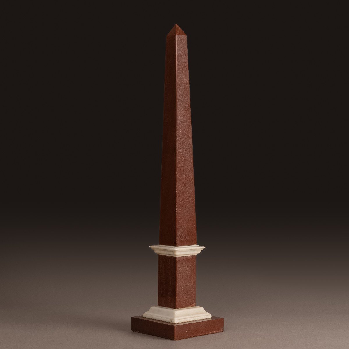 Modern Italian Work - Large Obelisk In Rosso Antico And Carrara Marble
