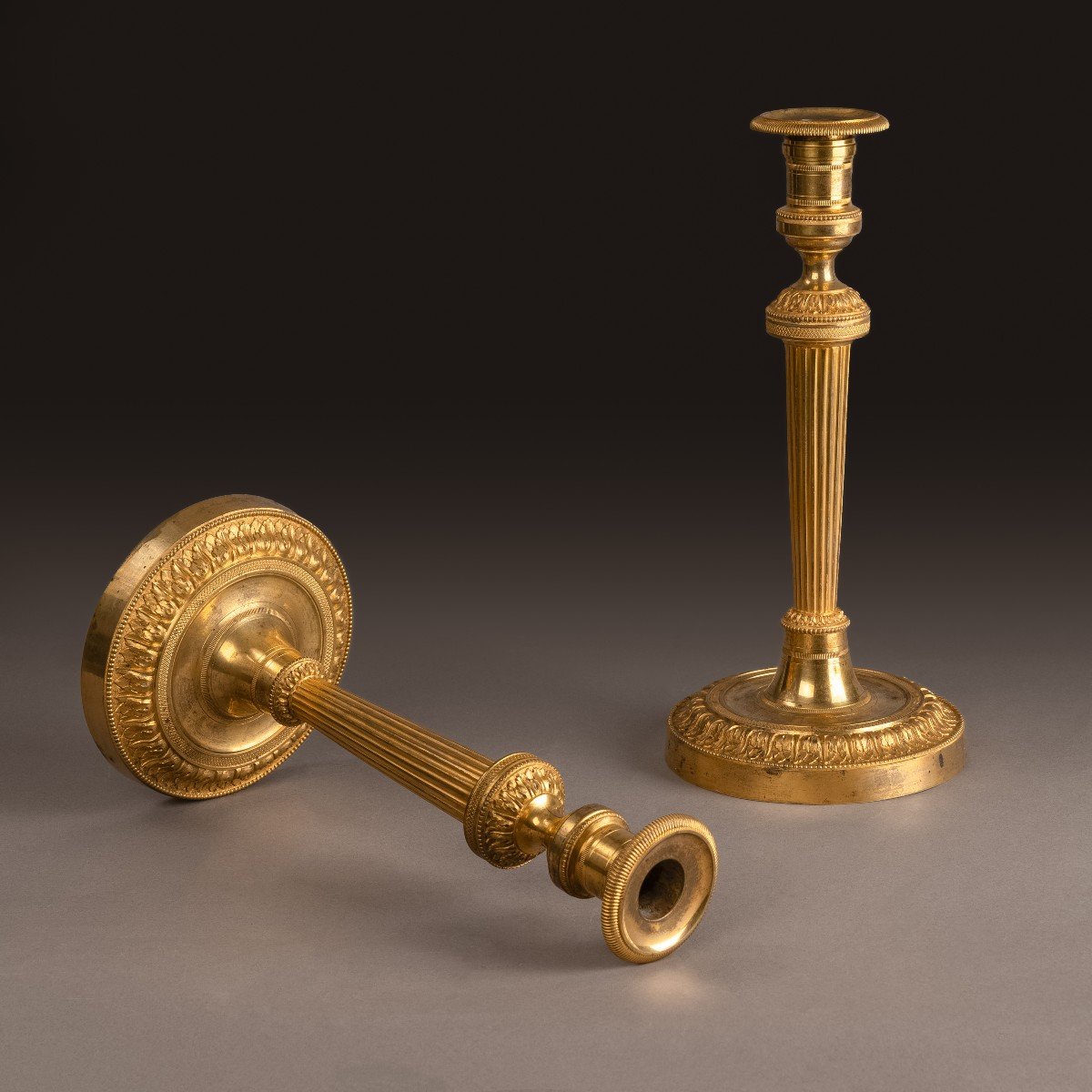 Paris, vers 1800 - paire de grands bougeoirs, flambeaux à l'ormoulu - Galle ou Ravrio