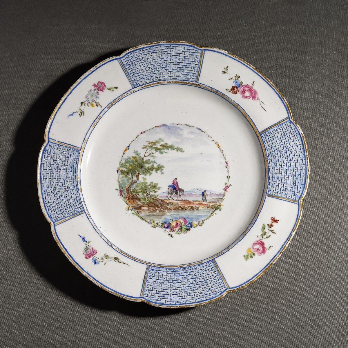 Mennecy, Circa 1760—a Very Rare Soft-paste Porcelain Dinner Plate—louis XV-photo-2