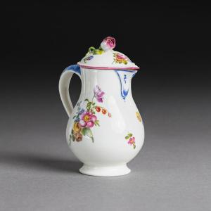 Mennecy, vers 1750 - petit pot à lait couvert en porcelaine tendre