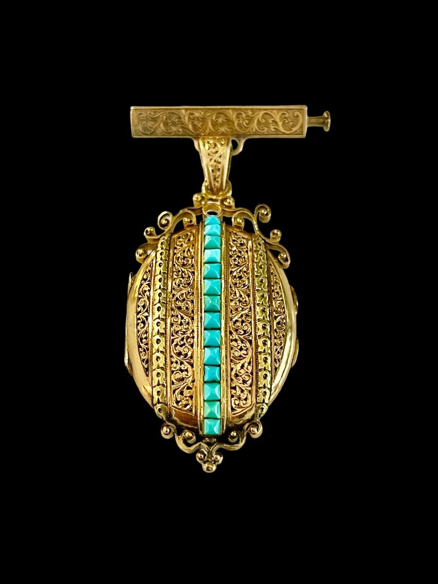 Medallion Brooch In Gold And Turquoise