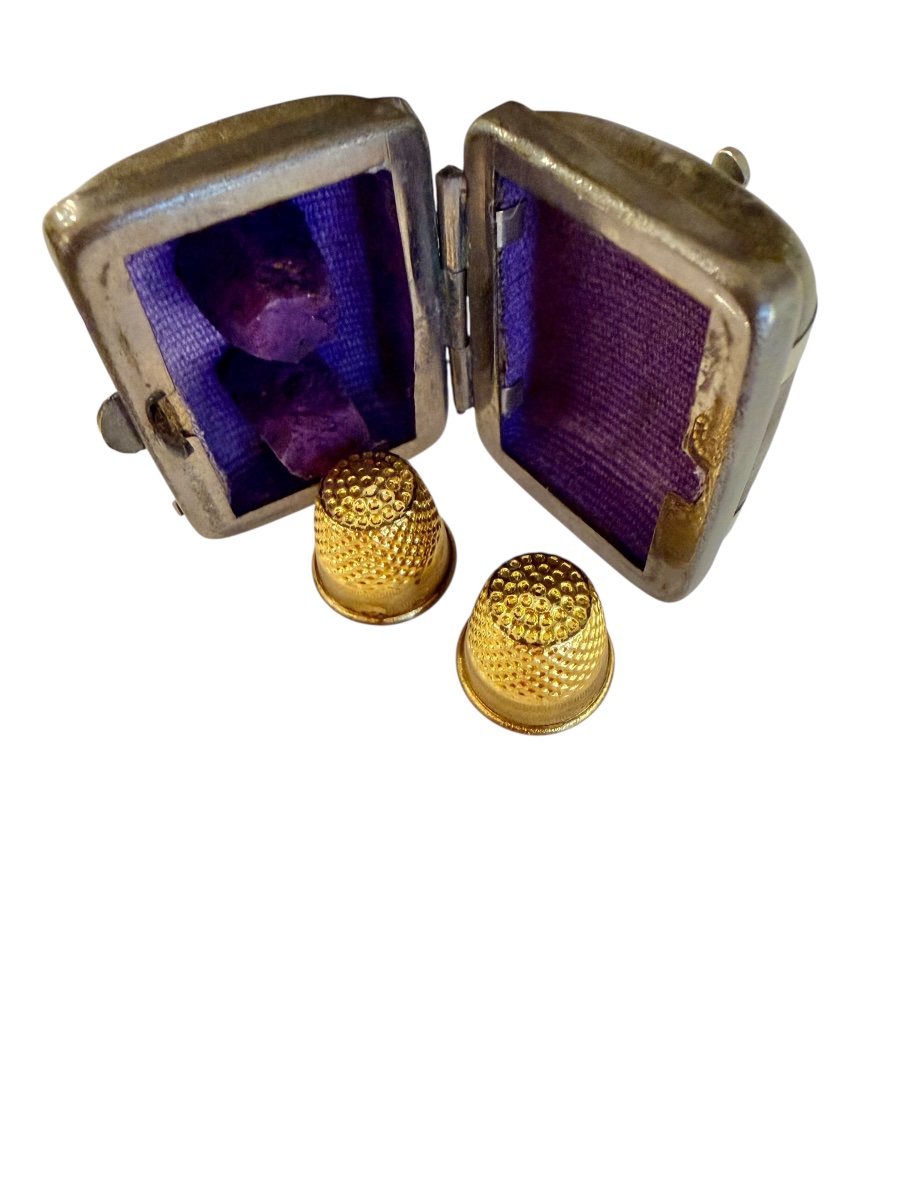 Mallette miniature avec deux dés à coudre, poupées.-photo-2