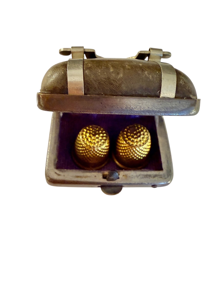 Mallette miniature avec deux dés à coudre, poupées.