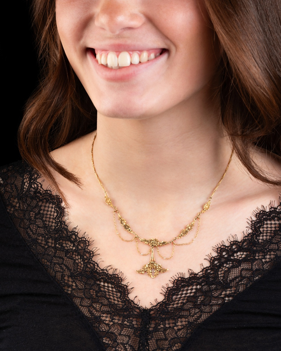 Collier Art-Nouveau à décor de pâquerettes 