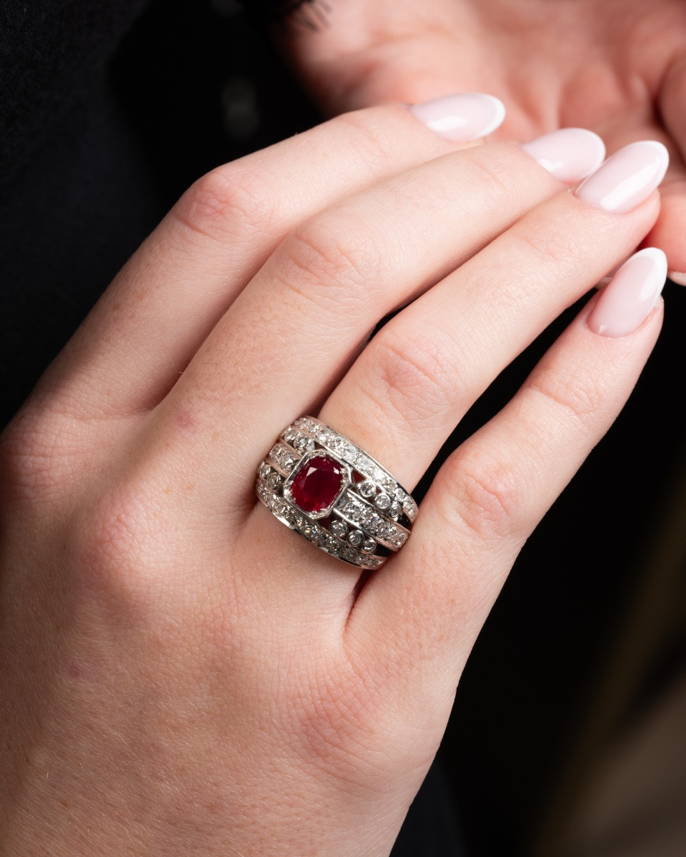 Bague en  platine ornée d'un rubis Birman