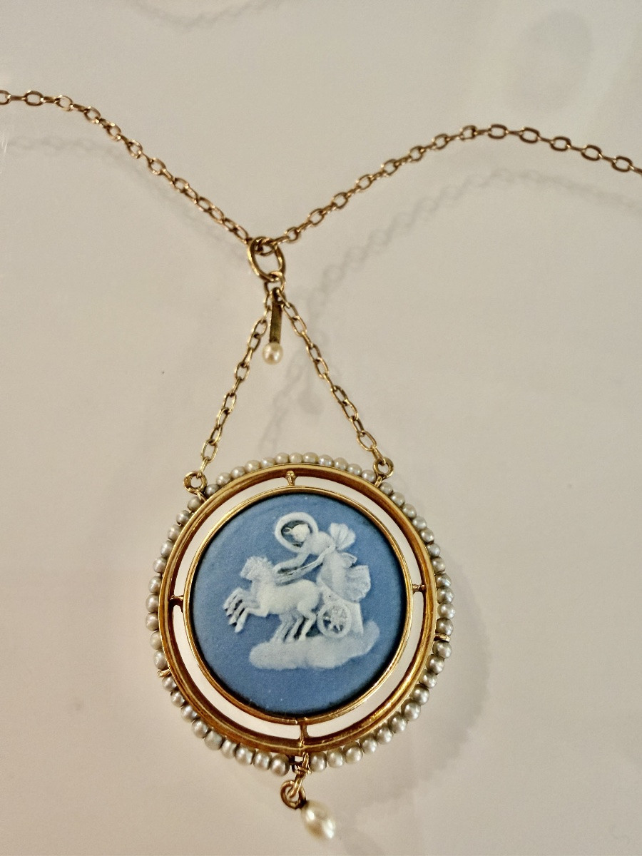 Collier orné d'un pendentif en wedgwoog et perles fines-photo-1