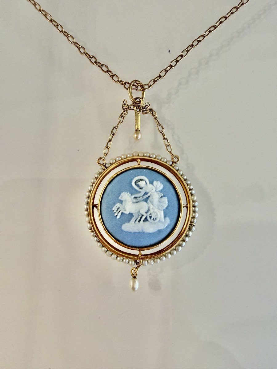 Collier orné d'un pendentif en wedgwoog et perles fines