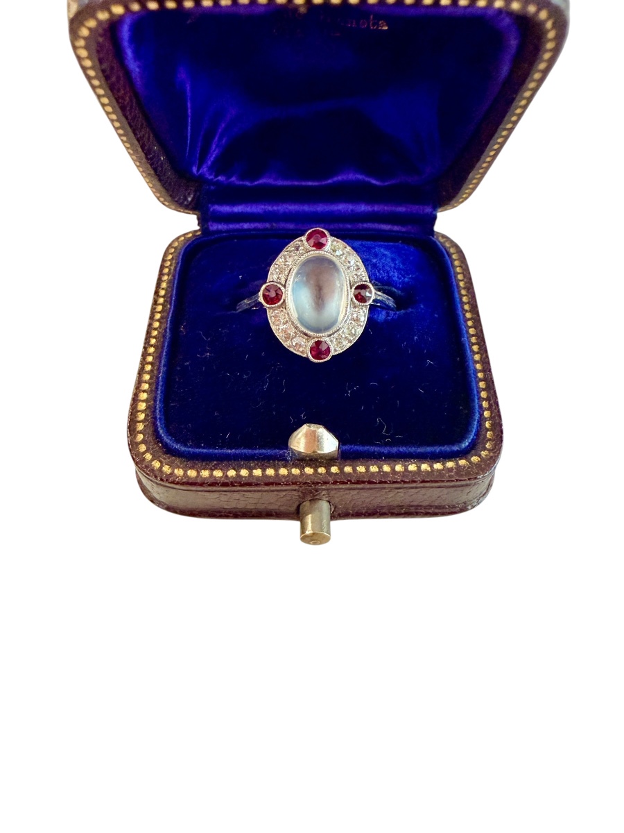 Bague platine, pierre de lune, diamants et rubis