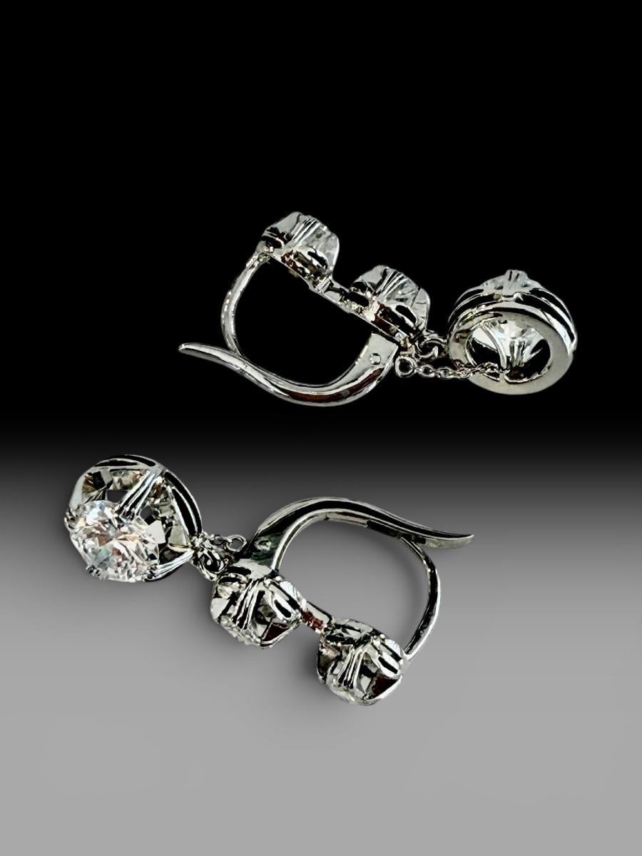 Paire de dormeuses en or et diamants -photo-1