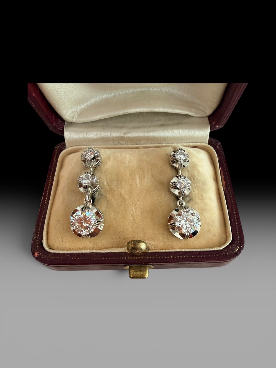 Paire de dormeuses en or et diamants 