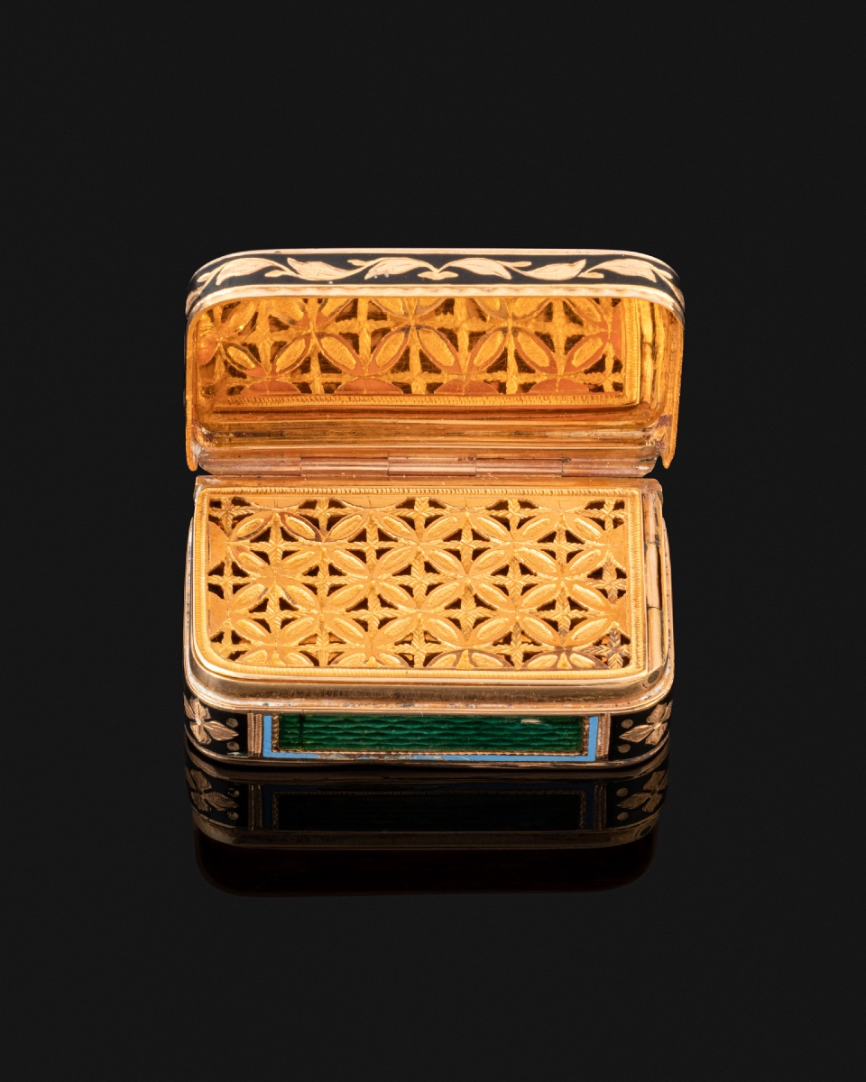 Enameled Gold Perfume Vinaigrette-photo-3
