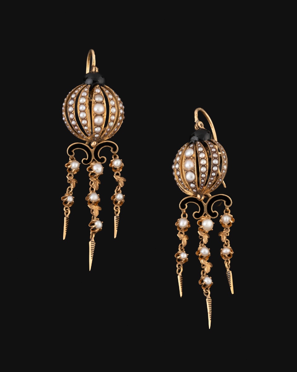 Paire de longs pendants d'oreilles en or , émail et perles fines-photo-2