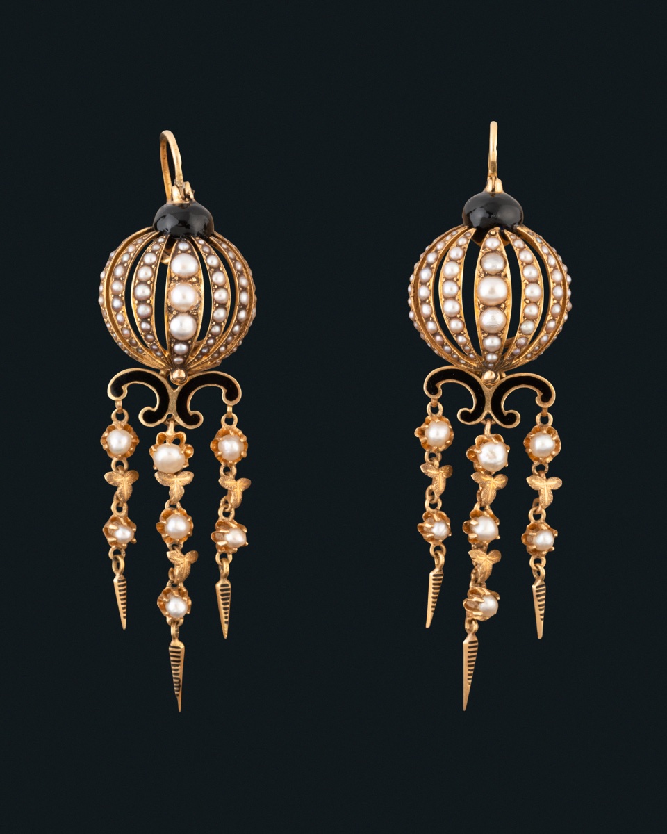 Paire de longs pendants d'oreilles en or , émail et perles fines