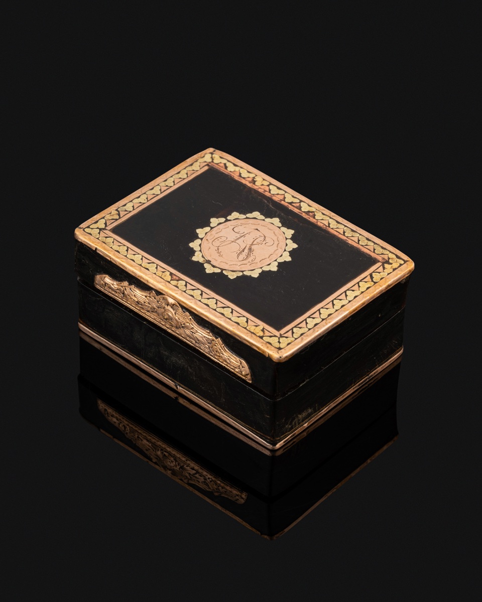 Tortoiseshell And Gold Patch  Box, Louis XVI Period-photo-1