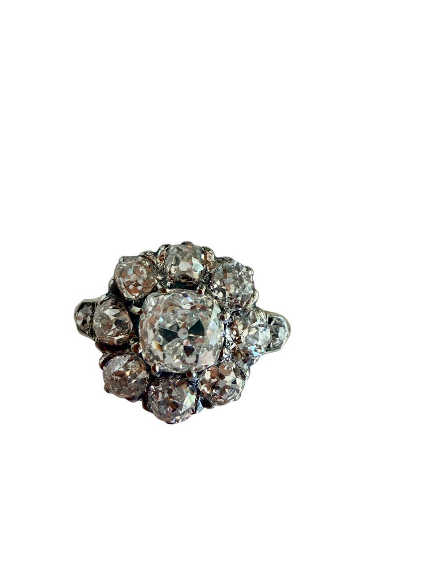Antique Daisy-shaped Ring  Set With Diamonds 