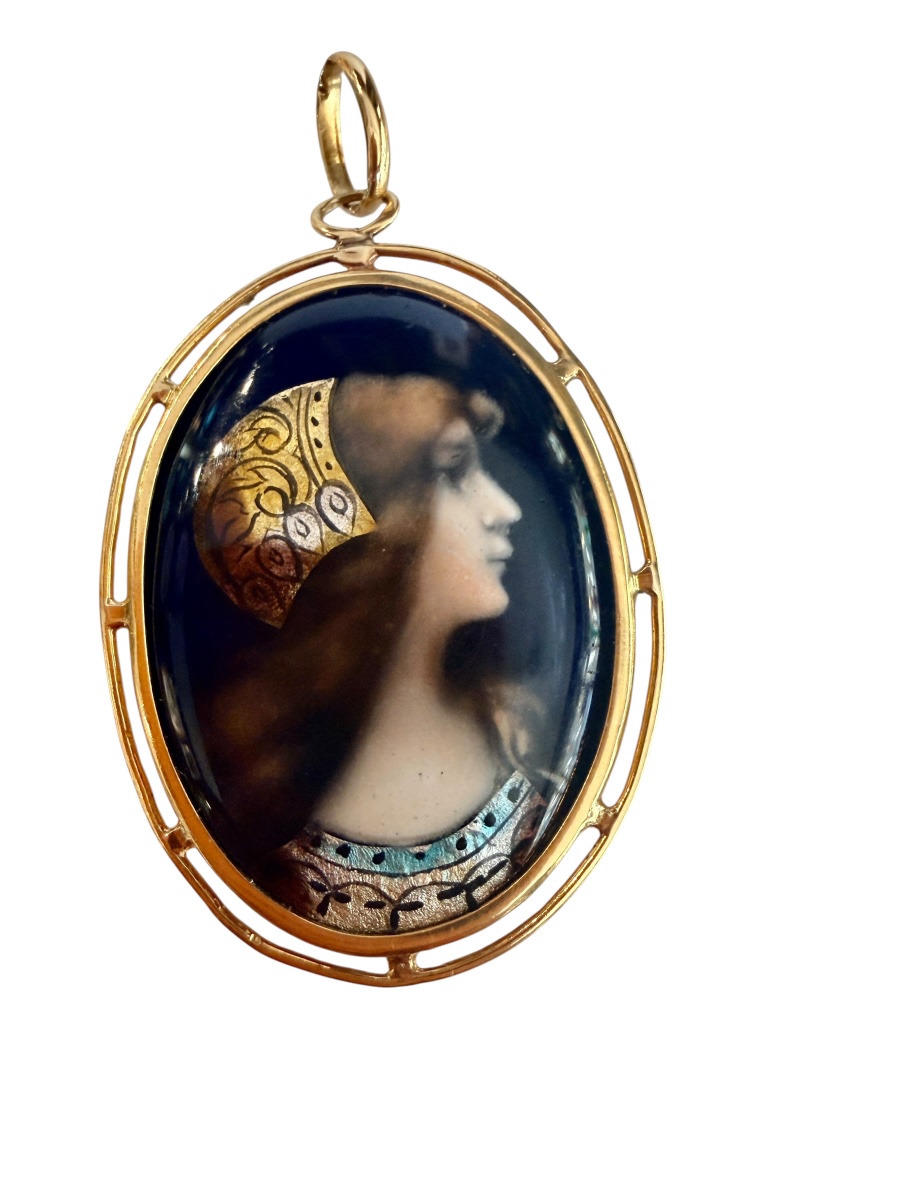 Pendentif en or et émail de Limoges